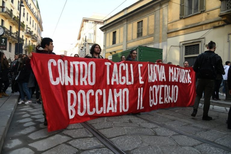 Studenti in piazza contro la Maturità 2019