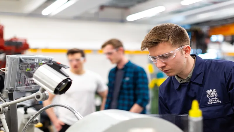 Studenti e ricercatori di ingegneria al lavoro su strumentazione tecnologica avanzata in laboratorio