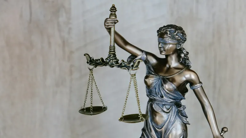 Codici giuridici e bilancia della giustizia in tribunale