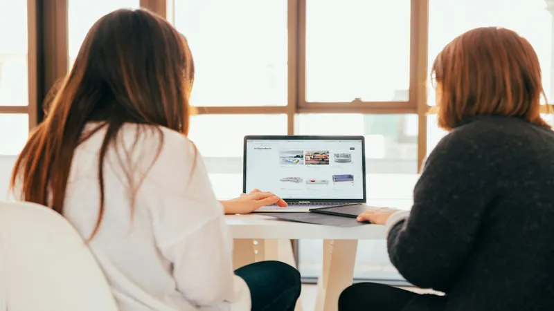 Psicologo al computer in consulenza clinica online autentica