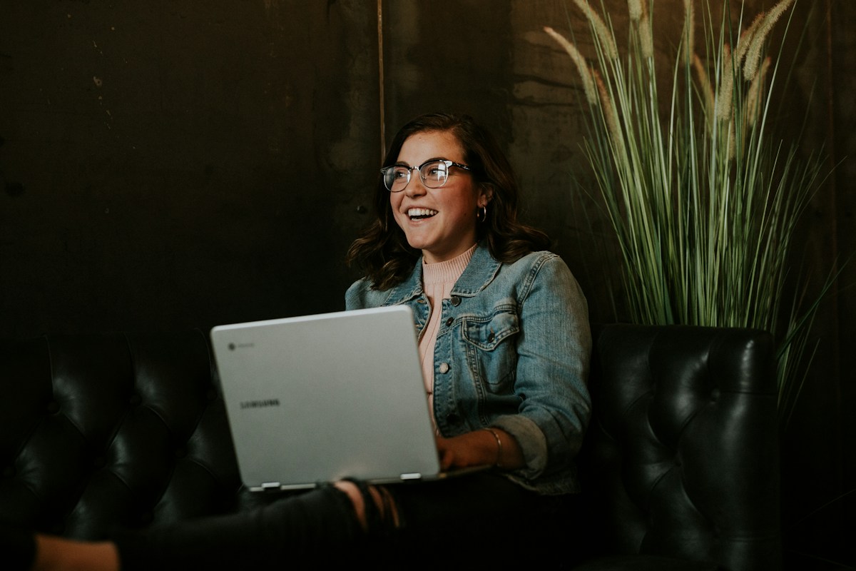 Studentessa universitaria autentica Teorema Corsi che studia con il laptop