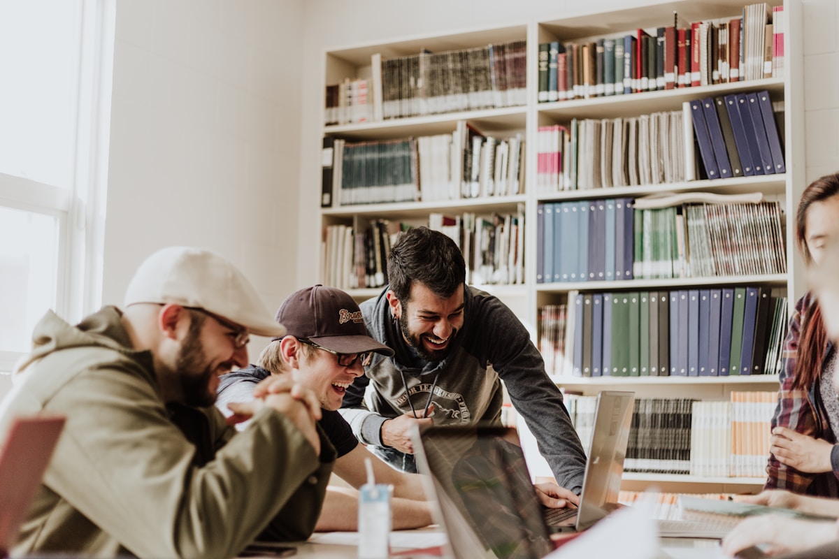 Gruppo di studenti universitari reali che studiano insieme